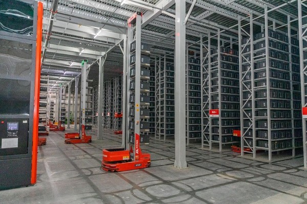 Sorting robots work at an automated sorting center at an intelligent logistics park of JD Logistics, the logistics division of Chinese leading e-commerce company JD.com, in Kunshan, east China's Jiangsu province. (Photo by Lu Heng/People's Daily Online)
