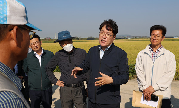 RDA Administrator Cho Chae-ho visits a field and talks with farmers about improving the quality of agricultural products.