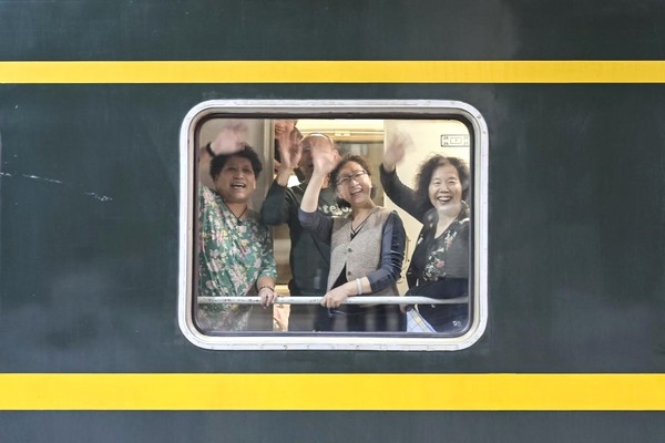 Train Y124 departs from Harbin, northeast China's Heilongjiang province, and starts a 17-day journey that passes Yunnan, Guizhou and Jiangxi provinces, March 18, 2023. (Photo by Yuan Yong/People's Daily Online) 