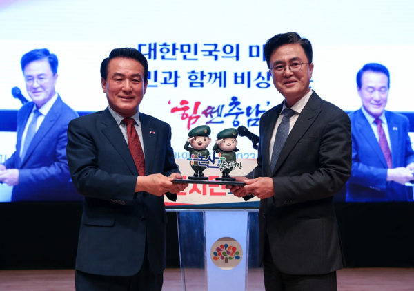 ​Nonsan City Mayor Baek Sung-hyeonNonsan City Mayor Baek Sung-hyun (left) poses with Governor Kim Tae-hum of Chungcheongnam-do after signing a cooperation pact.