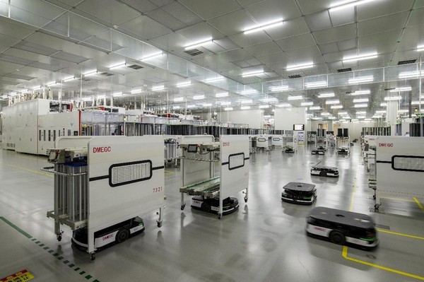 Automated guided vehicles are running in an intelligent factory in Jinhua, east China's Zhejiang province. (Photo by Hu Xiaofei/People's Daily Online)