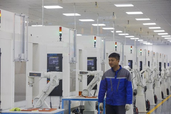A worker inspects an automated workshop in Yancheng, east China's Jiangsu province. (Photo by Chai Junwei/People's Daily Online)