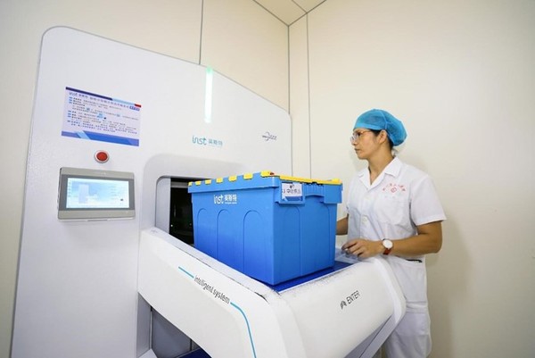 A medical worker uses an intelligent logistics system at the Liuzhou Worker's Hospital, south China's Guangxi Zhuang autonomous region. (Photo by Chen Xinyuan)