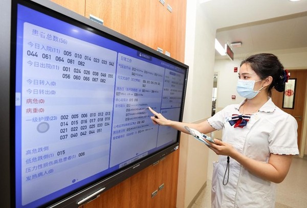 A nurse on duty at the Liuzhou Worker's Hospital, south China's Guangxi Zhuang autonomous region, checks the information of patients. (Photo by Chen Xinyuan)