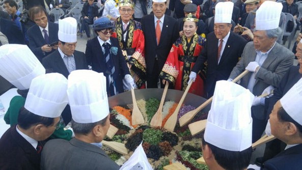 A performance where 33 different kinds of wild vegetables were added to a large griddle bowl with a diameter of about 2 meters made by Chairperson Chung Young-sook, and the rice and Gochujang (hot pepper sauce) were mixed together with the help of 10 people using a large vessel.