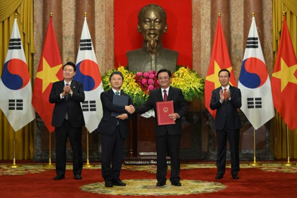 Minister Nam Sung-hyun of Korea Forest Service (second from left) and Vietnamese Minister of Agriculture and Rural Development Le Minh Hoan shake hands after renewing the Memorandum of Understanding (MOU) on forestry cooperation in the presence of the two leaders at the Presidential Palace in Hanoi, Vietnam on Friday, June 23.