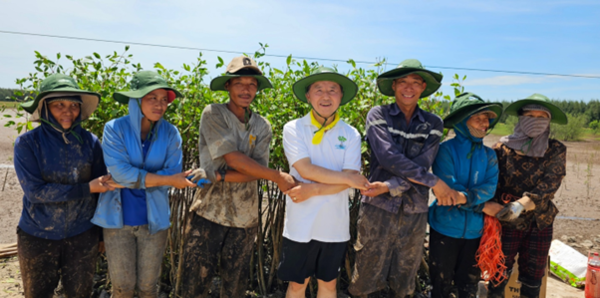 Minister Nam Sung-hyun of Korea Forest Service (center) joins hands with Vietnamese farmers.