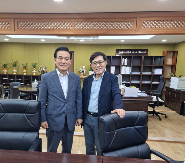 Nonsan City Mayor Baek Sung-hyun (left) poses with President Kim Hyung-dae of The Korea Post at the mayor’s office in Nonsan, Chuncheong Nam-do Province.