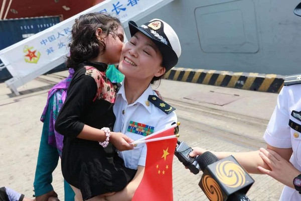 A fleet of Chinese naval vessels paid a friendly visit to Bangladesh in 2017. Photo shows Bangladeshi girl Alifa Chin and a Chinese military doctor in Chittagong, Bangladesh. (Photo by Shi Kuiji)