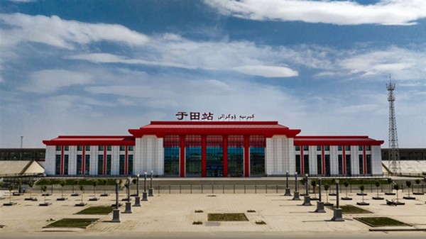 Photo shows the Yutian train station in northwest China's Xinjiang Uygur autonomous region. (Photo by Wen Xinghua) 