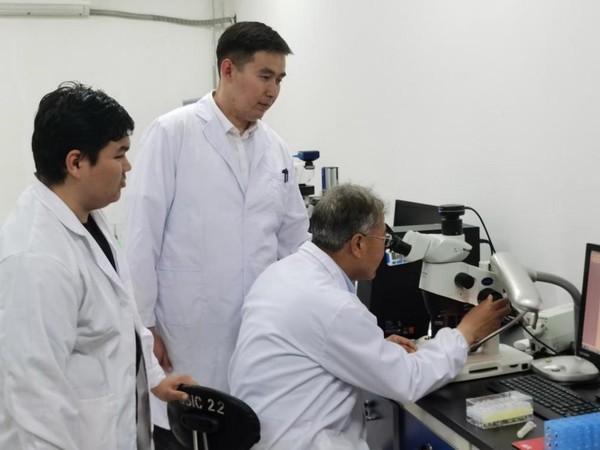 Kazakh student Marat Muratkhan (middle) does experiments in a laboratory. (Photo from nkb.com.cn)