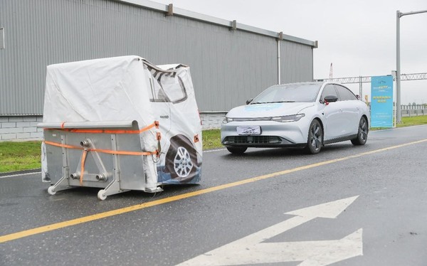 A vehicle goes through an emergency braking test in a testing field for intelligent connected vehicles in Deqing, Huzhou, east China's Zhejiang province. (Photo by Wang Shucheng/People's Daily Online)