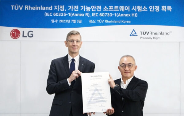 Frank Juettner (left), CEO of TUV Rheinland Korea, and Park In-sung, executive vice president and head of LG Electronics' Software Center, pose for a photo with a certificate as a designated testing laboratory for home appliance functional safety software at TUV Rheinland Korea's headquarters in Yeongdeungpo-gu, Seoul, on July 3.