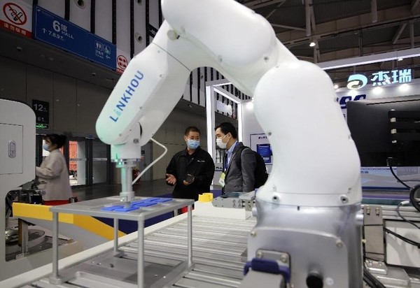 A robot teaching platform is exhibited at the 2022 China (Nanjing) International Software Product and Information Service Expo held in Nanjing, east China's Jiangsu province, Nov. 23, 2022. (Photo by Li Wenbao/People's Daily Online)