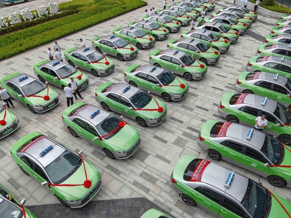 New energy taxis are about to be delivered to drivers in Qingdao, east China's Shandong province. (Photo by Zhang Ying/People's Daily Online)