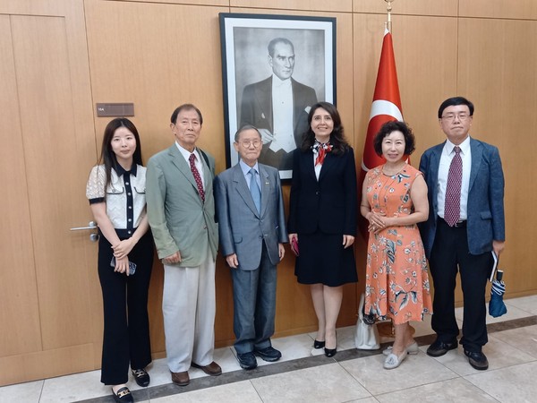 Commercial Counsellor Ms. Ayse Ferdag Tekin at the Embassy of Türkiye in Seoul (fourth from left) poses with Publisher-Chairman Lee Kyung-sik of The Korea Post media and his reportorial/editoria staffers, namely Senior Vice Chairman Choe Nam-suk (second from left), Foreign Relations Editor Ms. Joy Cho and Managing Editor Kevin Lee (fifth and sixth from left, respectively).At far left is Hyunah Lee, a Korean lady member of the Embassy of Turkey, who was very instrumental in fully understanding the statements of Commercial Counsellor Tekin.