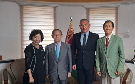 Amb. Andrew Chernetsky of Belarus in Seoul (third from left) is flanked on the left by Publisher-Chairman Lee Kyung-sik and Vice Chairperson Joy Cho of The Korea Post media (second and first from left, respectively) and on the right by Vice Chairman Choi Nam-suk.