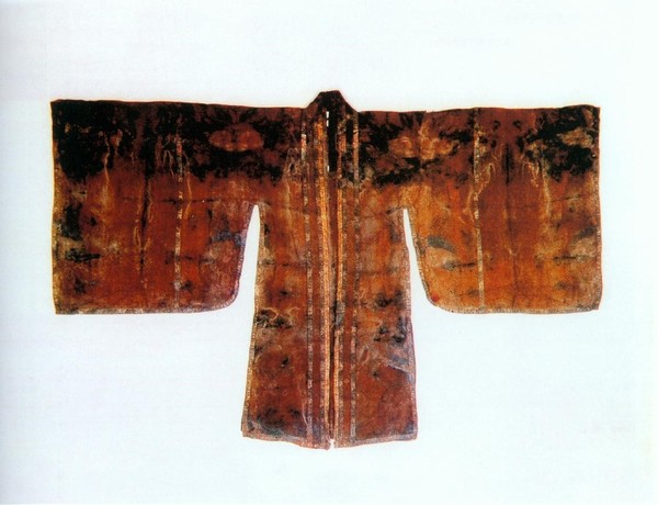Photo shows a wide-sleeve long robe displayed at an exhibition featuring the cultural imprint of the Maritime Silk Road held at Fujian Museum in Fuzhou, southeast China's Fujian province. (Photo courtesy of Fu Qisheng)