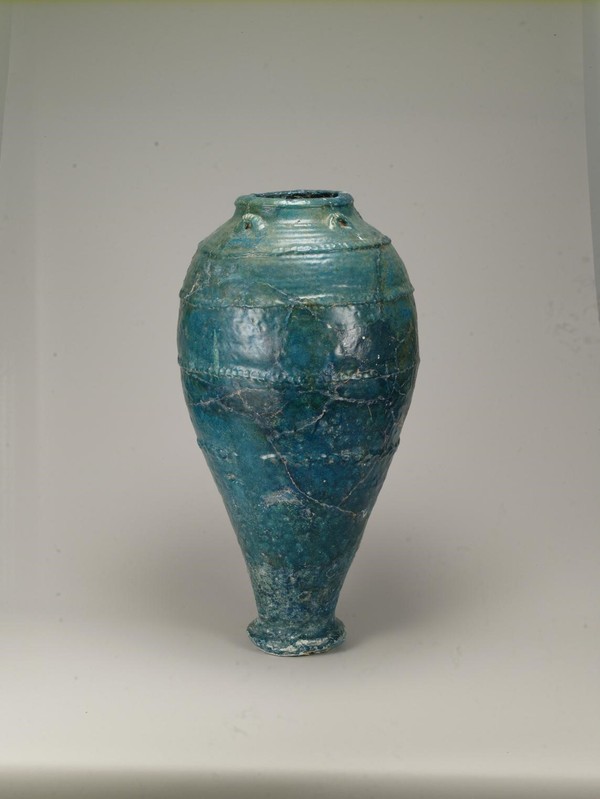 Photo shows a peacock blue-glazed pottery bottle displayed at an exhibition featuring the cultural imprint of the Maritime Silk Road held at Fujian Museum in Fuzhou, southeast China's Fujian province. (Photo courtesy of Fu Qisheng)