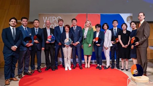 The awards ceremony of the second edition of the World Intellectual Property Organization Global Awards is held in Geneva on July 11. Two Chinese companies won the award. Photo shows representatives from the seven winning companies at the awards ceremony. (Photo from the World Intellectual Property Organization) 