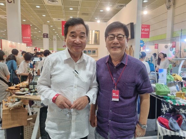 Former Prime Minister Lee (left) poses with Vice Chairman Song Na-ra of The Korea Post media, publisher of 3 English and 2 Korean-language news publications since 1985. The Korea Post has had interviews with Lee on a number of different occasions due to his uncontested popularity among the people in Korea and around the world.