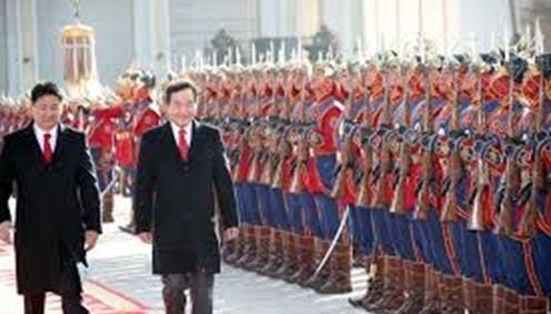 The then Prime Minister Lee Nak-yon is greeted in Ulaanbaatar by Mongolian Prime Minister Ukhnaagiin Khurelsukh accompanied by the honor guard on March 26, 2019