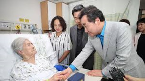 Prime Minister Lee Nak-yon visits Oh Hee-ok, a former Korean independence fighter, at a hospital in Seoul on Memorial Day, June 6, 2019