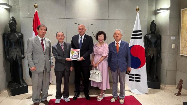 Korea Post Chairman Lee Kyung-sik presented a plaque of appreciation to Ambassador H.E Khalid Rahman after a press conference