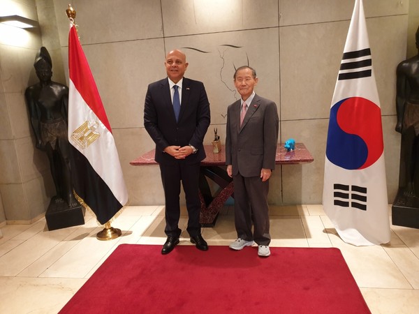 Lee Kyung-sik, chairman of the Korea Post, and the Egyptian ambassador took a commemorative photo at the entrance of the Egyptian embassy, where the flags of the two countries were raised.