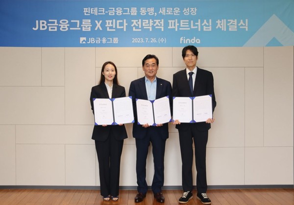 The signing of the strategic partnership agreement between JB Financial Group and Finda at JB Financial Group's Yeouido office on June 26 (Photo courtesy of JB Financial Group)