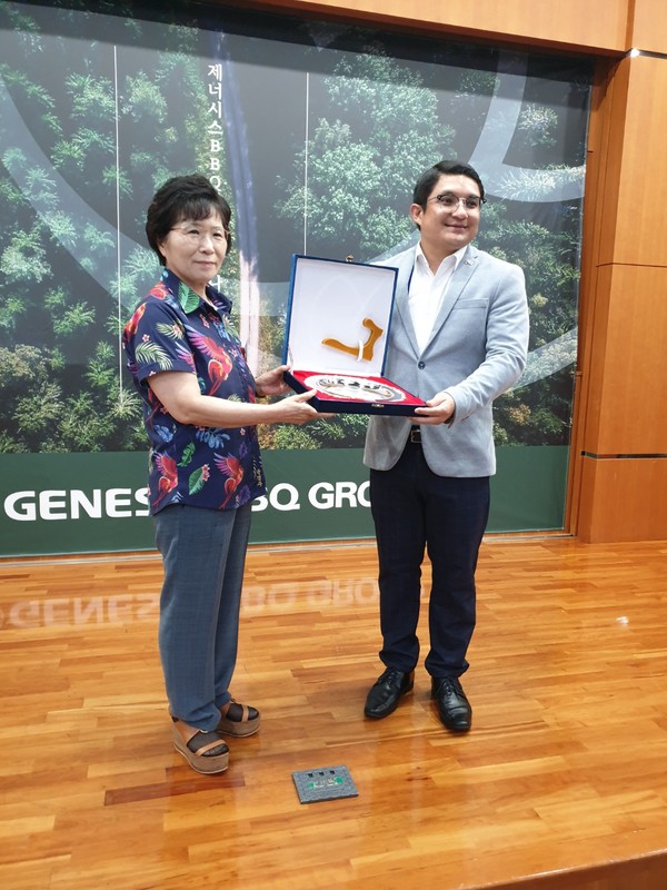 Vice Chairperson Yoon Kyung-joo of BBQ Company presenting a Plaque Citation to Counsellor Antonio Henriquez of Panama. VC Yoon is the younger sister of Chairman Yoon.