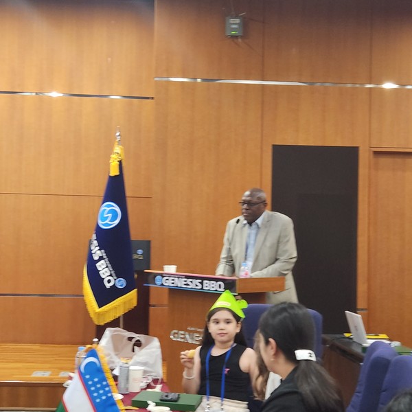 Ambassador Ileka Atoki of Congo, dean of the visiting members of the Seoul Diplomatic Corps that day, makes a congratulatory speech in response to welcome speeches of the management of the BBK Business Group.