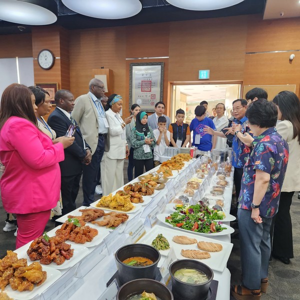 Ambassadors and other senior members of the Seoul Diplomatic Corps inspect a large variety of cooked chickens of the BBQ Compnay.