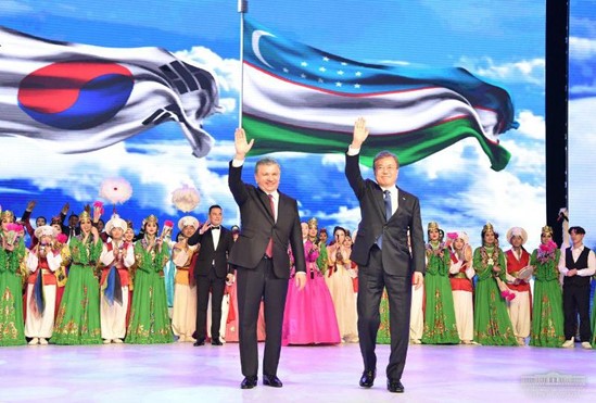 Photo shows the then President Moon Jae-in of Korea (right, foreground) and Shavkat Mirziyoyev of Uzbekistan who is known to have boosted cooperation since upgrading their bilateral ties in 2019 to the level of a "special strategic partnership." The two Presidents are seen waving to the crowd at a cultural festival in Tashkent during President Moon's state visit to Uzbekistan.