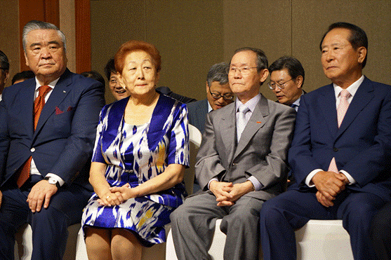 Photo shows, from left: Ambassador Vitali Fen of Uzbekistan, Madam` Lyudmila Fen, Chairman Lee Kyung-sik of The Korea Post media and Chairman Kim Yong-ku of the Shindong Resources.. Both Lee and Kim were honored in Uzbekistan with a prestigious medal for dedication to the promotion of bilateral relations, cooperation and friendship between Uzbekistan and Korea.