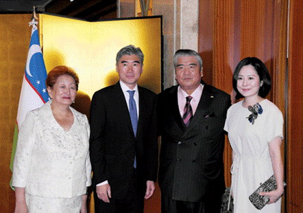 From left: Mrs. Fen (spouse of the ambassador of Uzbekistan in Seoul), Ambassador Sung Kim of the United States, Ambassador Vitali Fen of Uzbekistan and Mrs. Kim (spouse of the U.S. ambassador in Seoul). Ambassador Fen was the first Korean-descent ambassador of a foreign country to Korea, which was followed by Ambassador Kim of the U.S. to Korea. They did a great deal promoting relations between the two countries.