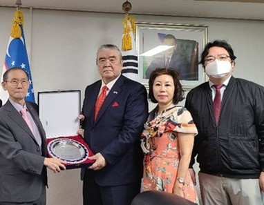 Ambassador Vitaliy Fen of Uzbekistan (third from left) is presented with a Plaque of Citation by Publisher-Chairman Lee Kyung-sik of The Korea Post media (second from left), publisher of 3 English and 2 Korean-language news publications since 1985. At left is Managing Editor Kevin Lee and Vice Chairperson Joy Cho and Deputy Editor Sung Jung-wook are seen fourth and fifth from left, respectively.