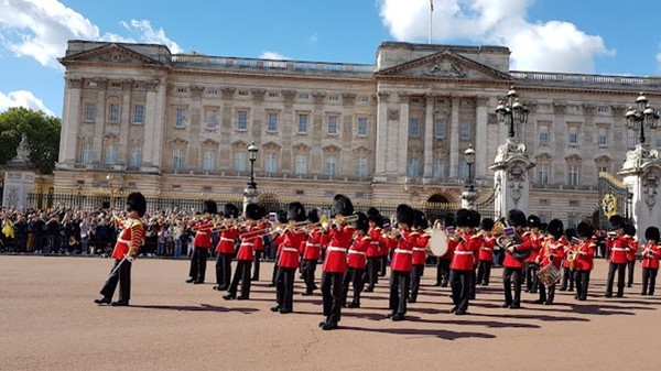 A feverish ceremony for British soldiers at Buckingham Palace, the seat of the British royal family.