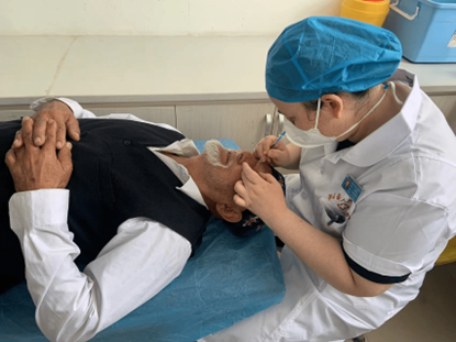 A doctor on the "Sinopec Lifeline Express" hospital train offers free medical services for a cataract patient in Ruoqiang county, northwest China's Xinjiang Uygur autonomous region. (Photo from the media center of Ruoqiang county)
