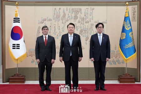 President Yoon Suk-yeol is flanked on the left by Ambassador Paul Duclos of Peru in Seoul and Minister of Foreign Affairs Vice-Minister of Foreign Affairs Chang Ho-jin.