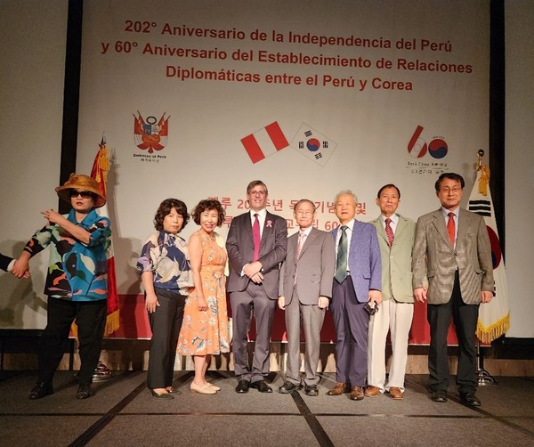 Ambassador Duclos of Peru (fourth from left) poses with The Korea Post reportoiral team, including Publisher-Chairman Lee Kyung-sik, Vice Chairmn Jang Chang-yong and Choe Nam-suk (fifth to seventh from left and third from left). At far right is Editorial Writer Oh Myung-jin of The Korea Post media.