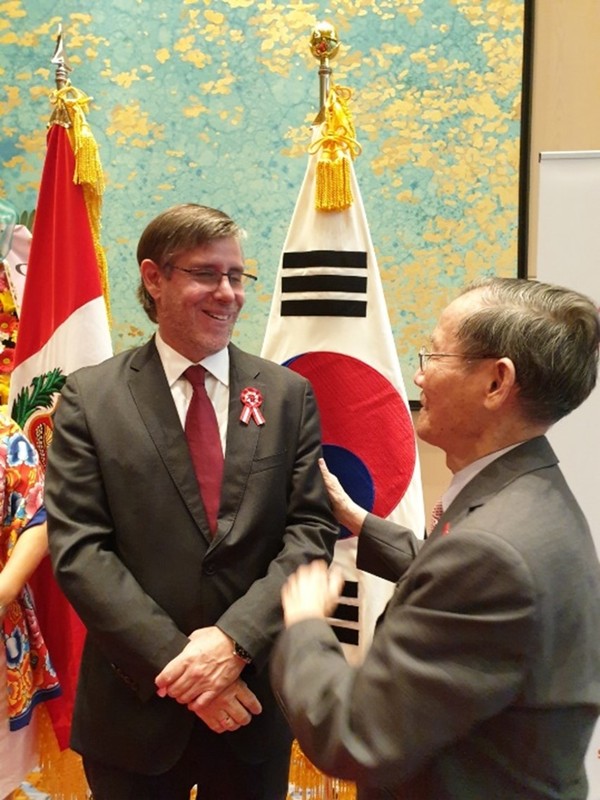 Ambassador Paul Duclos of Peru sees Publisher-Chairman Lee Kyung who congratulated him on the doubly auspious day of Peru’s Independence and establsihment of bilateral relations with Korea.