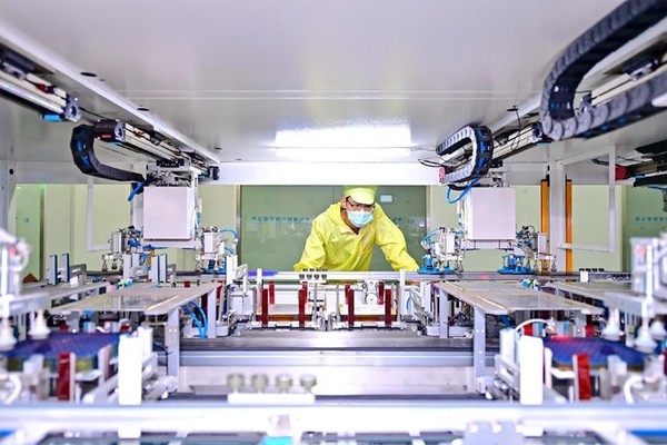 Solar cells to be exported are manufactured in a workshop of an enterprise in Fuzhou, east China's Jiangxi province. (Photo by Zhu Haipeng/People's Daily Online)