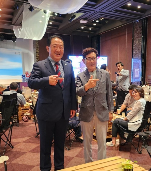 Mayor Lee Byung-seon of the Sokcho City (left) poses with President Kim Hyung-dae of The Korea Post media (publisher of 3 English and 2 Korean news publications since 1985).