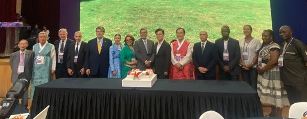 Mayor Park Sang-don the Cheonan City and Ambassadors Paul Duclos of Peru (8th and 10th from left, respectively) pose with some of the visiting members of the Seoul Diplomatic Corps and leaders of the Cheonan City. Publisher-Chairman Lee Kyung-sik of The Korea Post media that organized the Ambassadorial Tour is seen at far left.