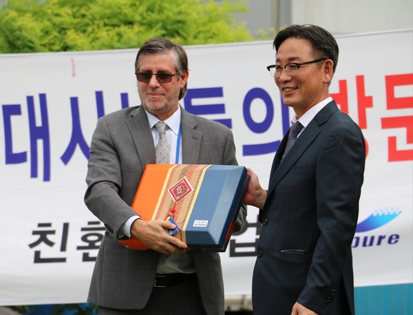 CEO Lee Jung-bok is presenting a gift to the Peruvian ambassador.