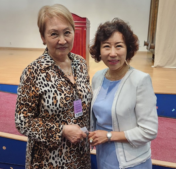 Li Lyubovy Avgustovna, director of the Koryo Theater, which is composed of three generations of Koreans living in Kazakhstan, takes a photo with Kyung-Hee Choi, vice chairwoman of The Korea Post, after a discussion.
