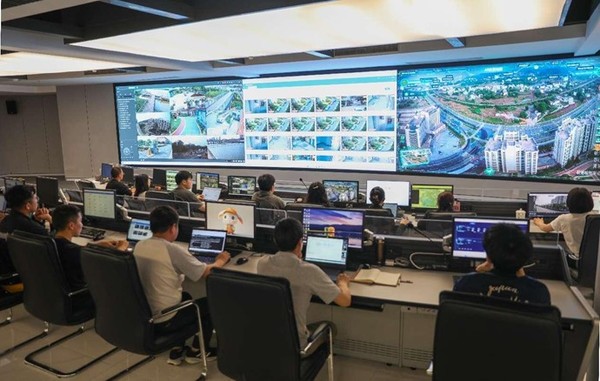 Photo shows the intelligent operations command center of Rongjiang new area in Ganzhou city, east China's Jiangxi province. (Photo by Zhong Wanshan/People's Daily Online)