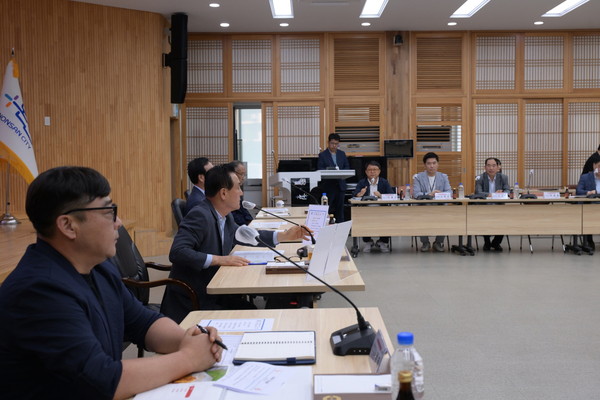  Mayor Baek Sung-hyeon (second from left behind microphone) delivers speaks at a briefing session on the progress of the Ganggyeong Salted Fish Festival.
