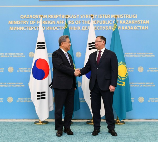   Minister Nutrleu and Minister Park Jin